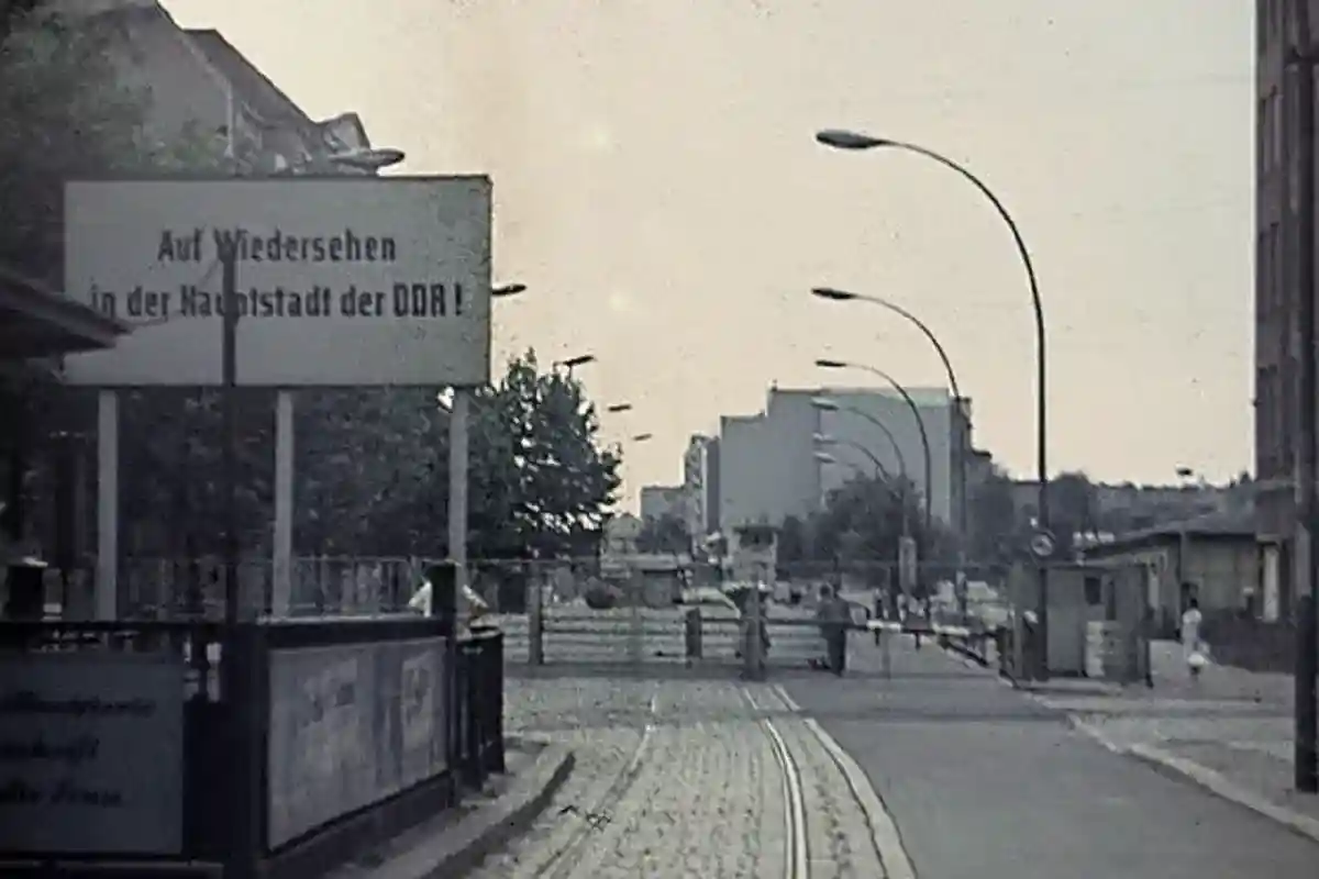Табличка на КПП у Берлинской стены. Фото: Leon petrosyan / CC BY-SA 3.0