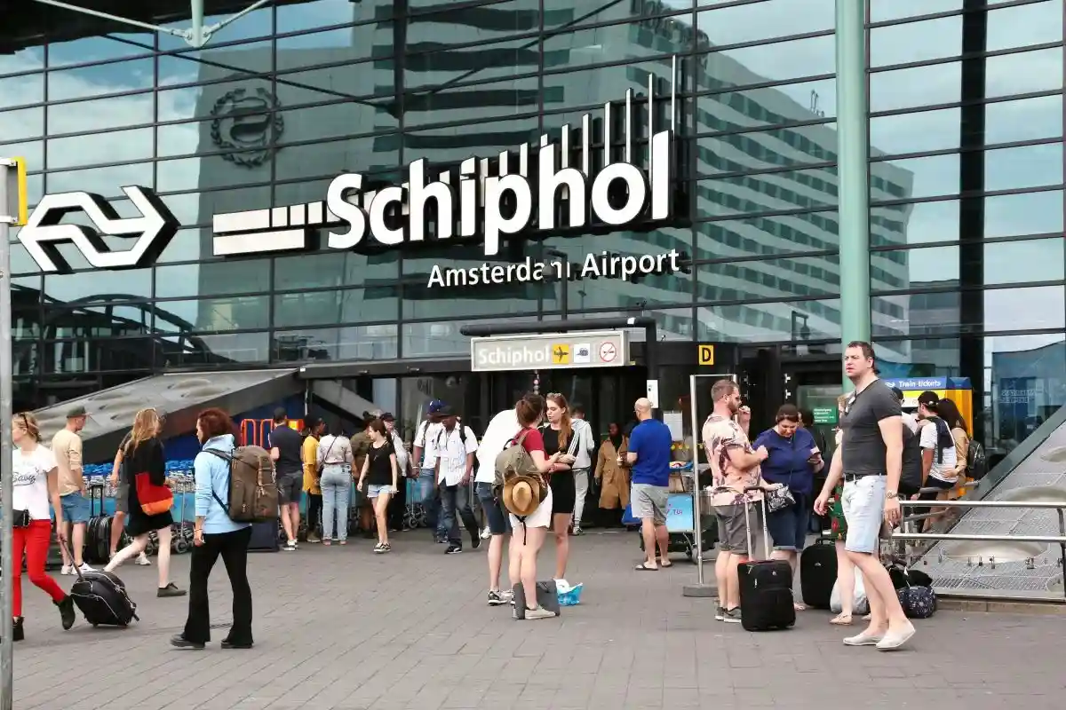 Аэропорт Амстердама просит авиакомпании сократить рейсы