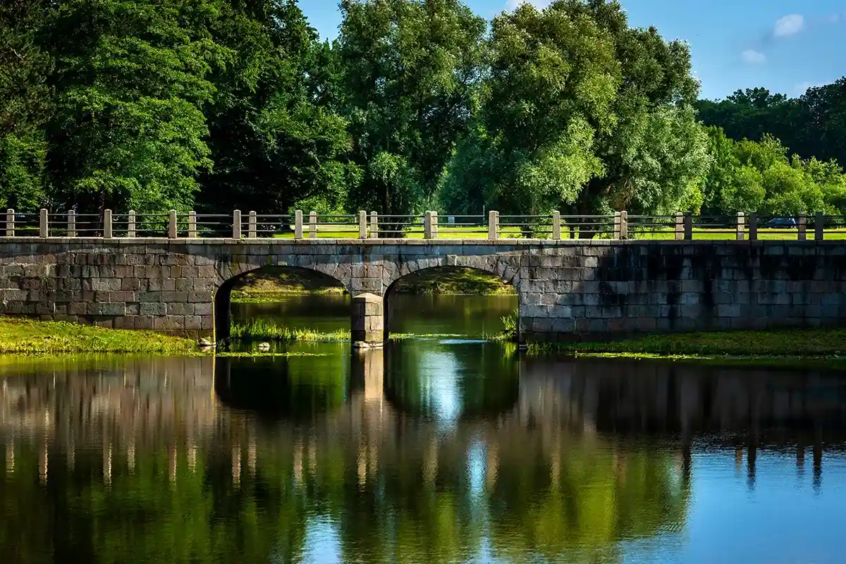 Небольшой каменный мост и красивые пейзажи. Фото: shutterstock.com