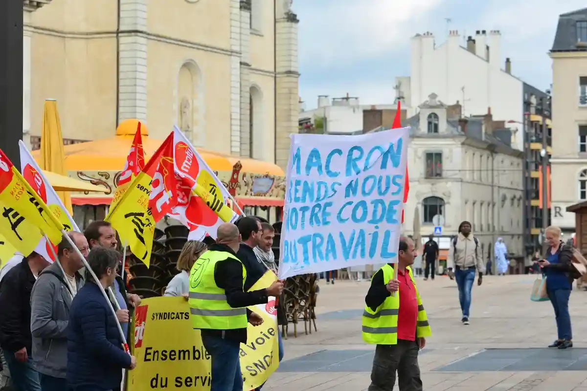 Акции протеста во Франции. Фото: kipgodi / shutterstock.com