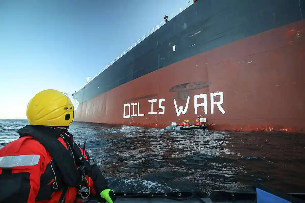 Активисты Greenpeace заблокировали танкер с российской нефтью