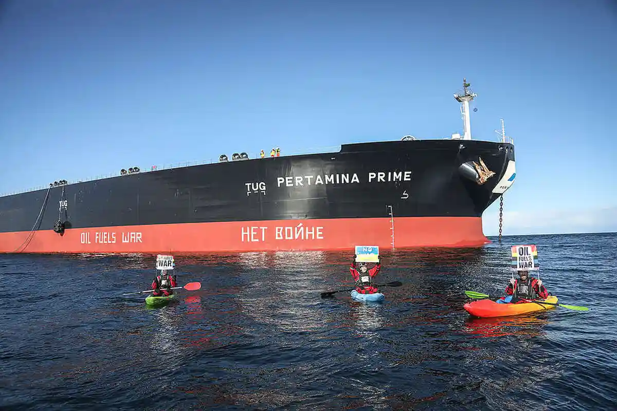 Активисты заблокировали танкер с российской нефтью. Фото: Kristian Buus / Greenpeace.org