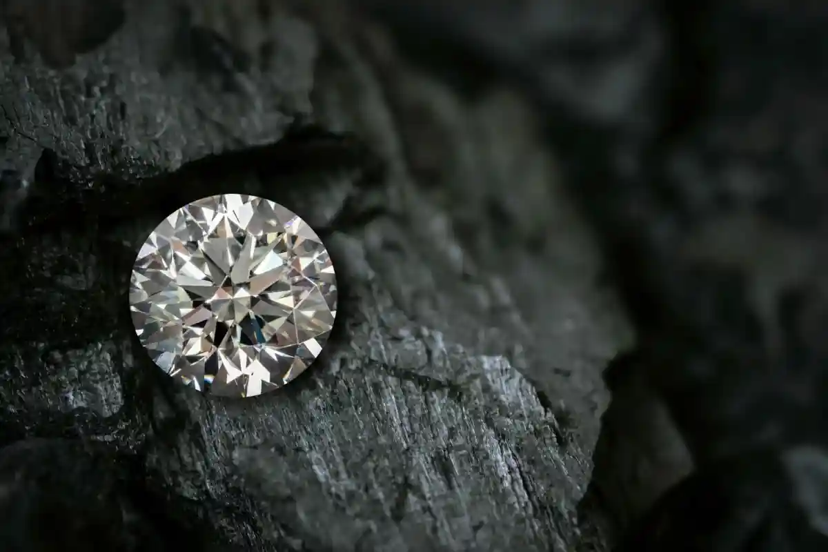 Алмазы из России: простой в покупке драгоценных камней. Фото: Byjeng / shutterstock.com