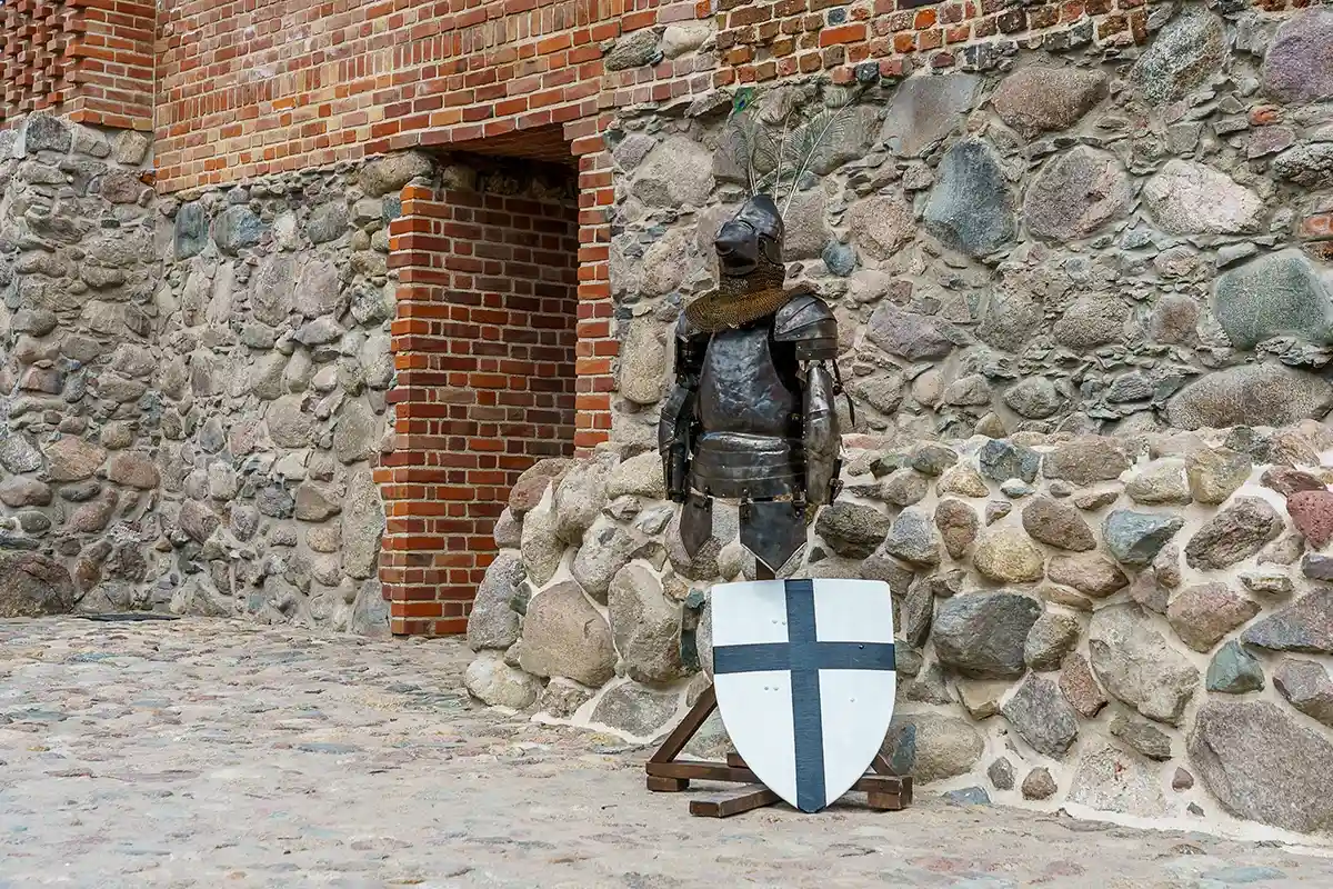 Вот так, например, выглядели доспехи тевтонского немецкого рыцаря в Средние века. Фото: shutterstock.com