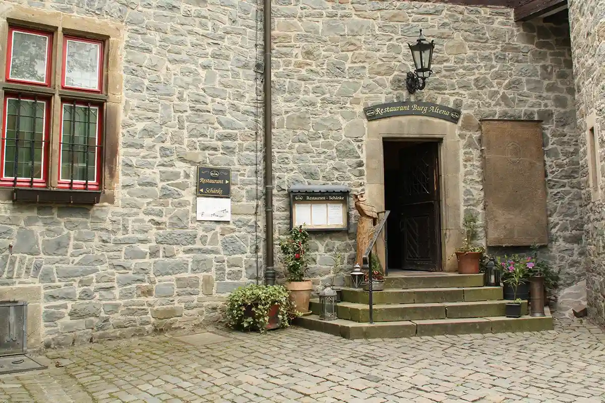 Вход в замковый ресторан Берч Альтена XII века. Фото: shutterstock.com