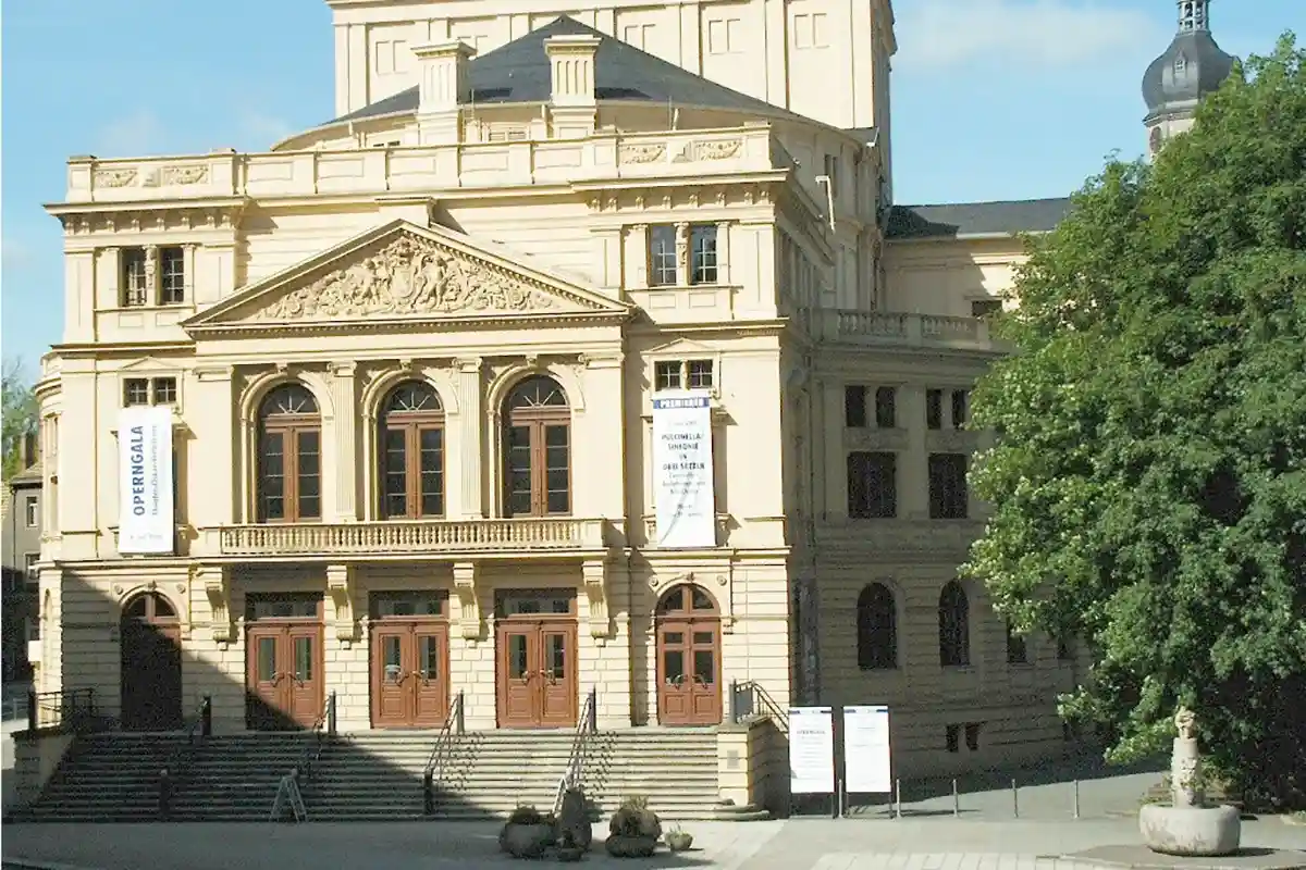 Сооружен в 1870 году неподалеку от замка по образцу оперы Земпера в Дрездене. Фото Wikimedia 