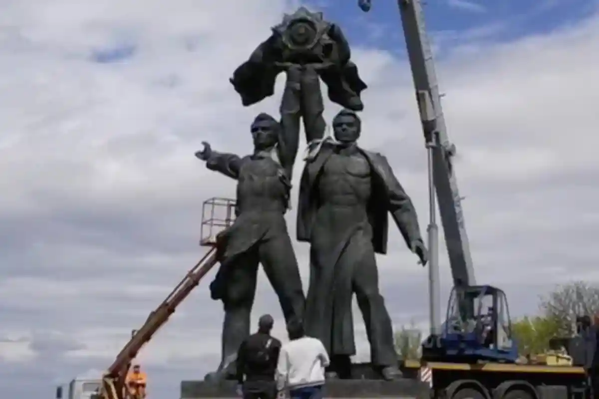 В Киеве демонтировали монумент в честь дружбы Украины и России. Фото: t.me/vitaliy_klitschko