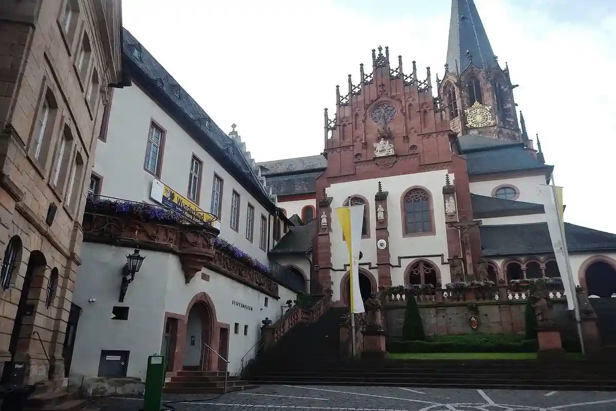Церковь Александра и Петра в городе Ашаффенбург. Фото: qwesy qwesy / wikimedia.org