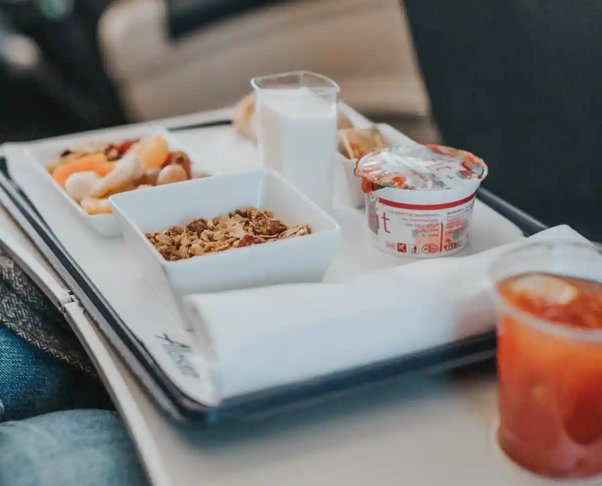 Как разные авиакомпании сокращают пищевые отходы на борту? Фото: Toni Osmundson/Unsplash.com