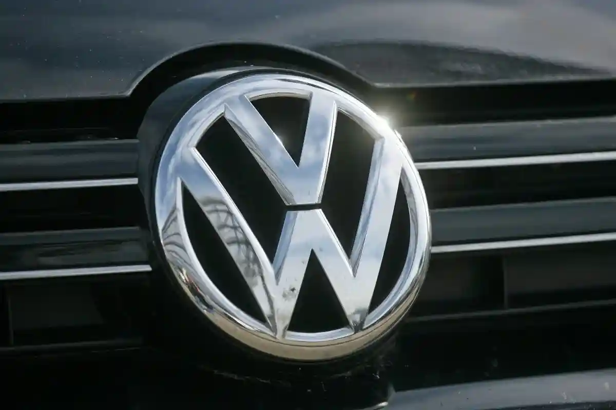 Почти все немецкие автопроизводители в прошлом месяце снизили свои продажи. Например, марка Volkswagen потеряла почти 30% в Европейском союзе. Фото: HB Photo / Shutterstock.com