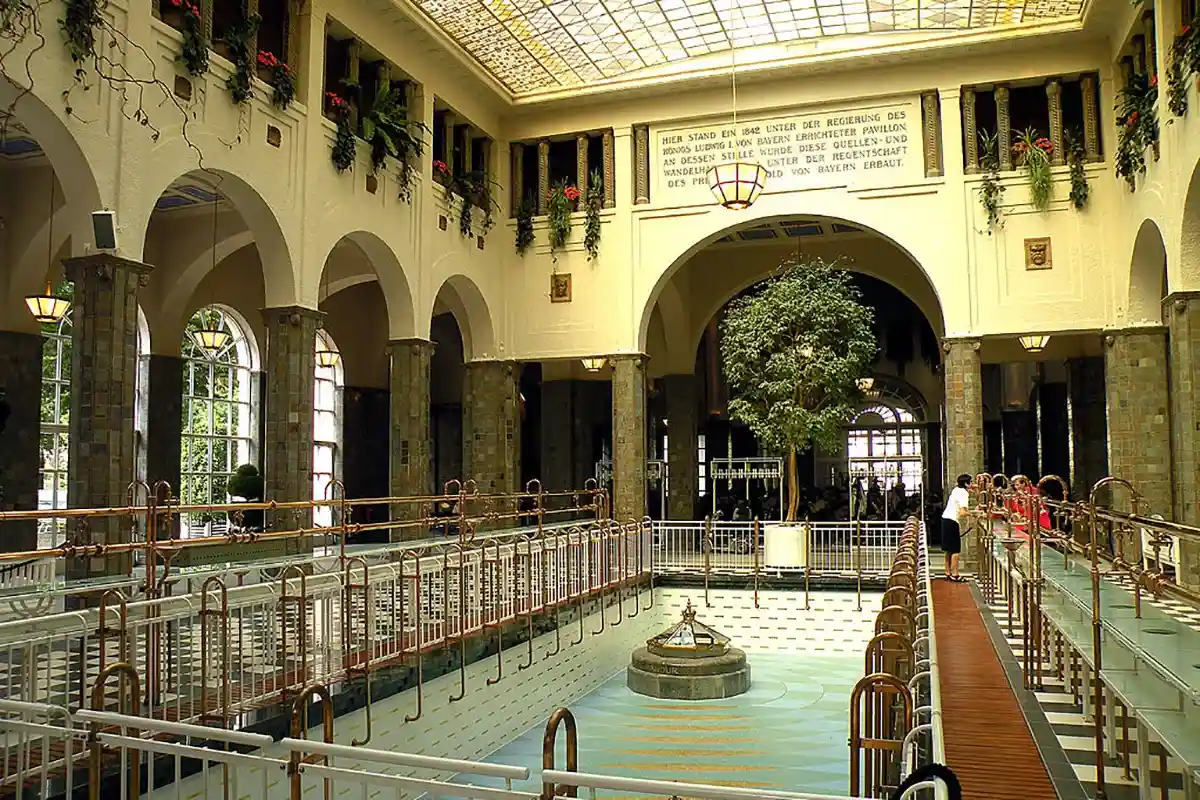 Интерьер Фонтанного зала, который является частью Вандельхалле – крытой набережной, известной своими целебными водами. Фото phaustov