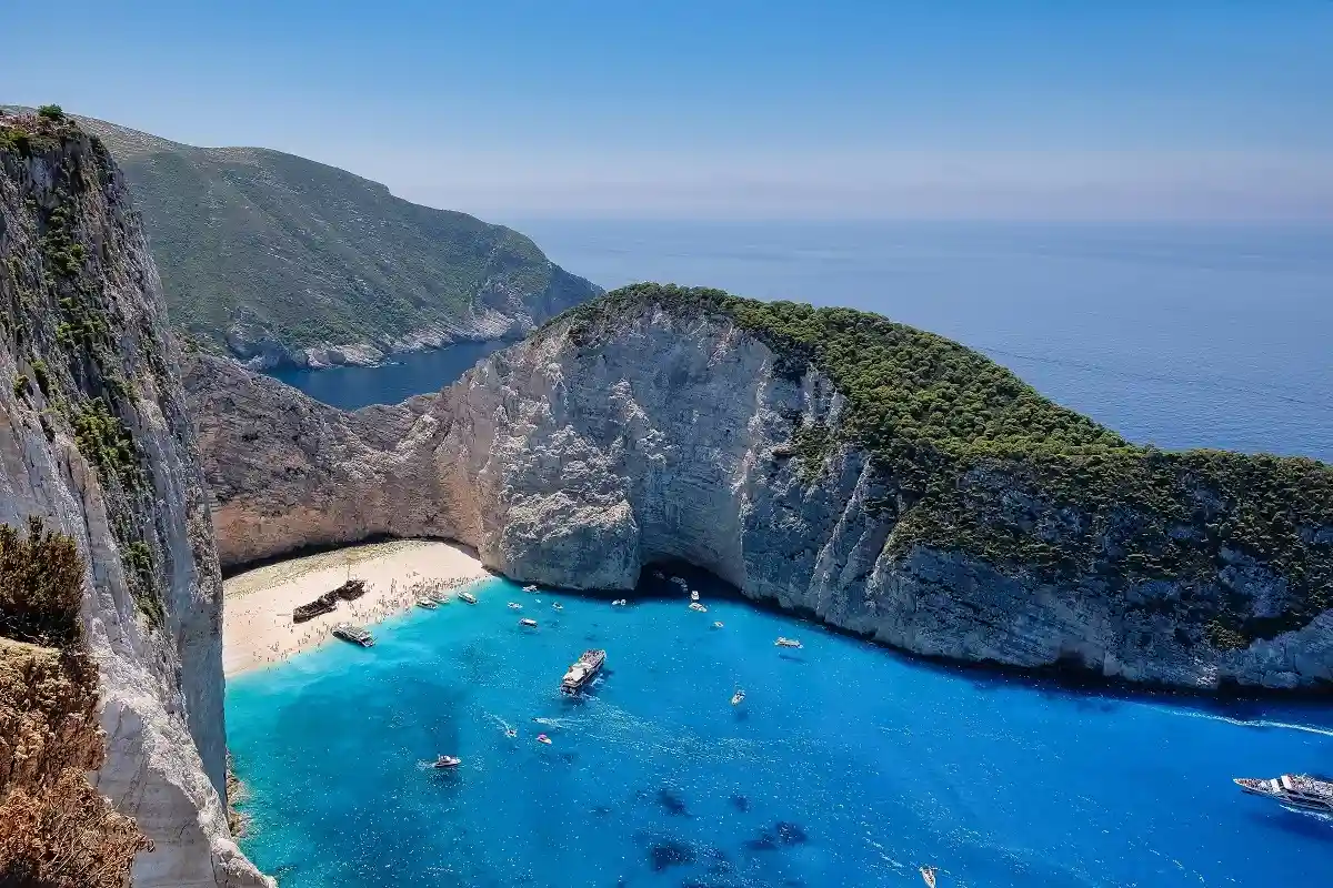 Греция снимает ограничения COVID-19 на туристический сезон