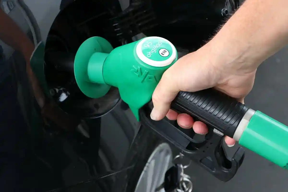Бензин Super-Sprit E10 выгодно использовать: если заправиться им вместо E5, можно сэкономить много денег. Фото: Jacqueline van Kerkhof / Shutterstock.com