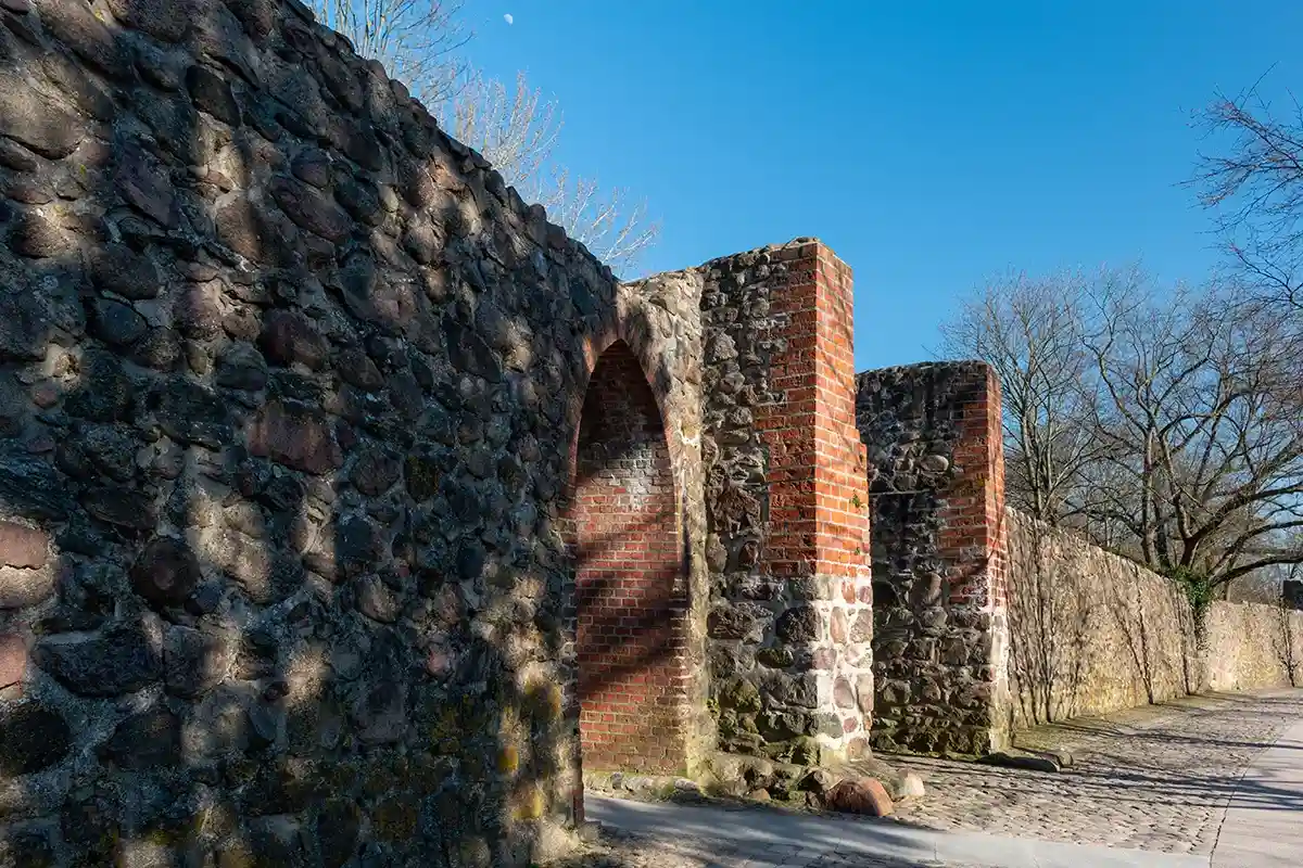 Остатки средневековой стены можно увидеть и сегодня. Фото Andrea Kuipers