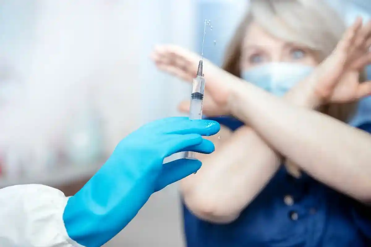 Если люди твердо решили не вакцинироваться, то их, скорее всего, не удастся заставить это сделать никакими уговорами. Фото: Parilov / shutterstock.com