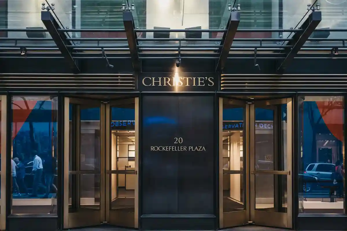 Christie's запретил продажу предметов роскоши россиянам и белорусам