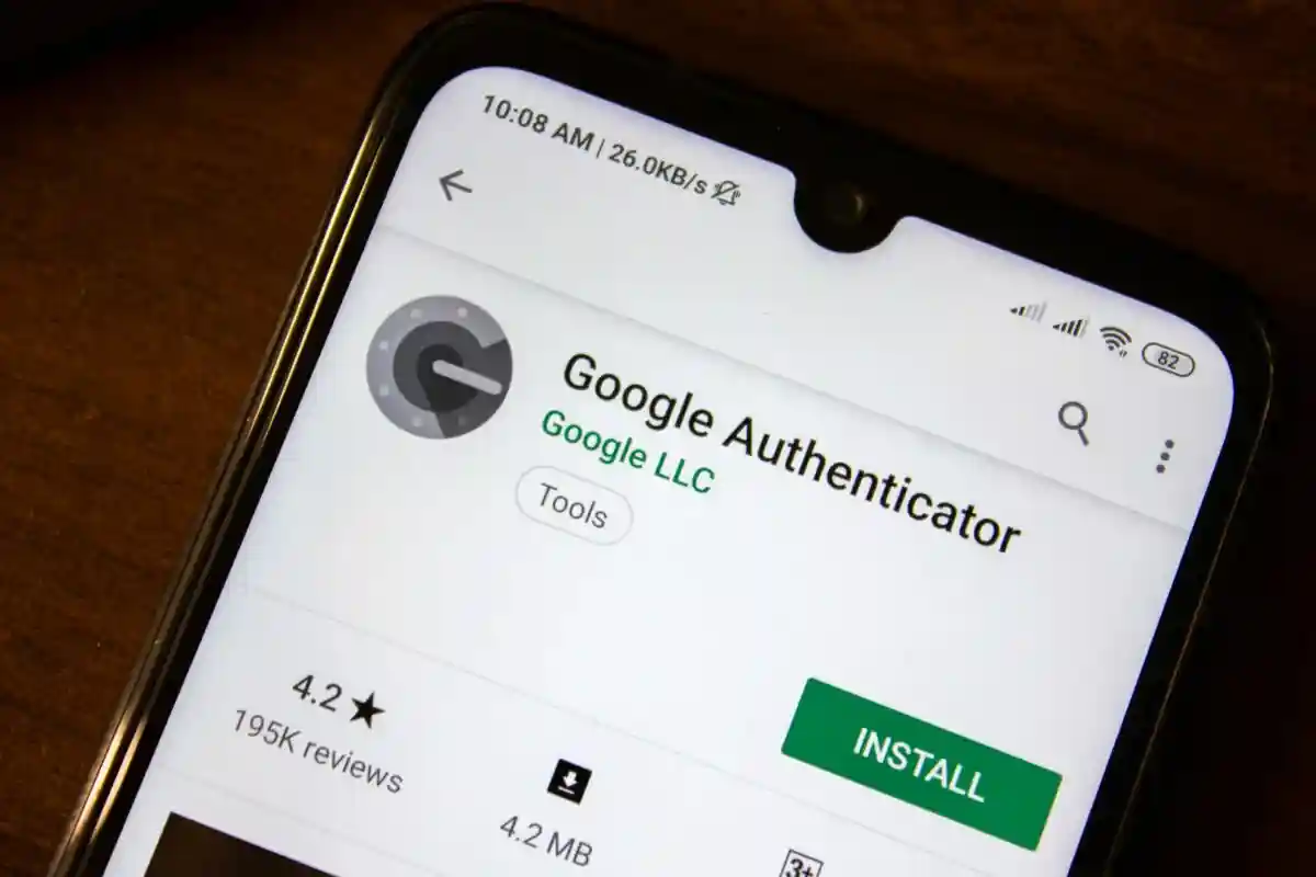 Что такое двухфакторная аутентификация: подробнее о Google Authenticator. Фото: Sharaf Maksumov / shutterstock.com
