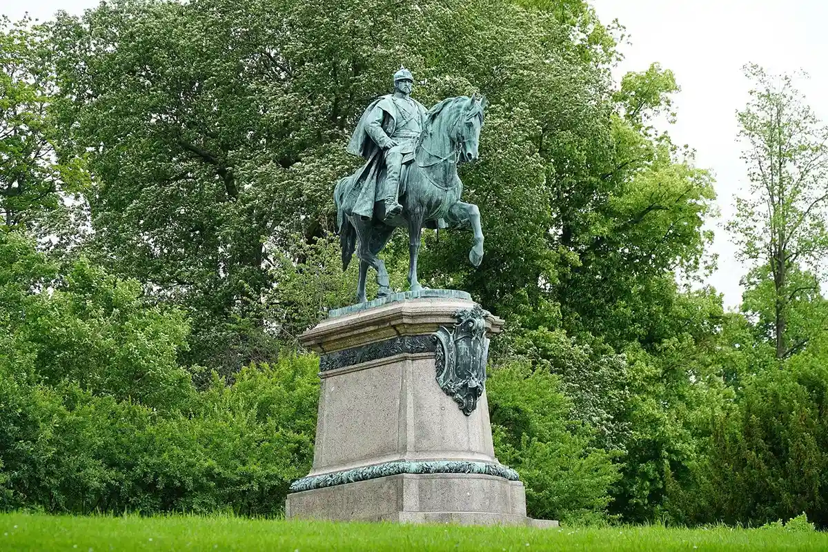 Статуя герцога Эрнста II Саксен-Кобург-Гота в Хофгартен. Фото pixabay.com