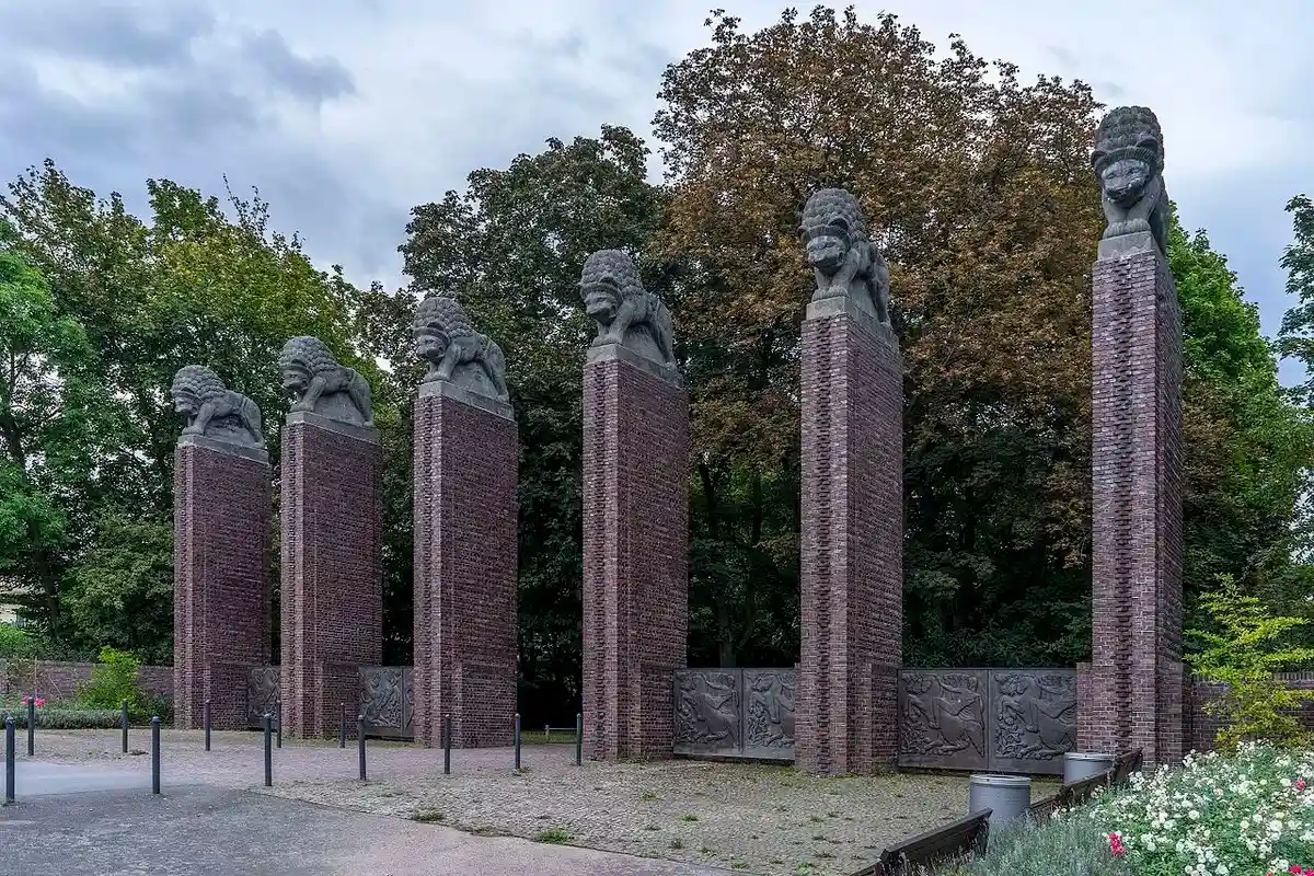 Колонны со львами на входе в парк Розенхоэ города Дармштадт. Фото: Thomas Ledl / wikimedia.org
