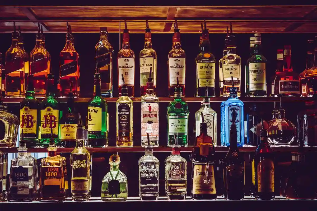 Das Klo Bar: большой выбор алкогольных напитков. Фото: Сhris F / pexels.com