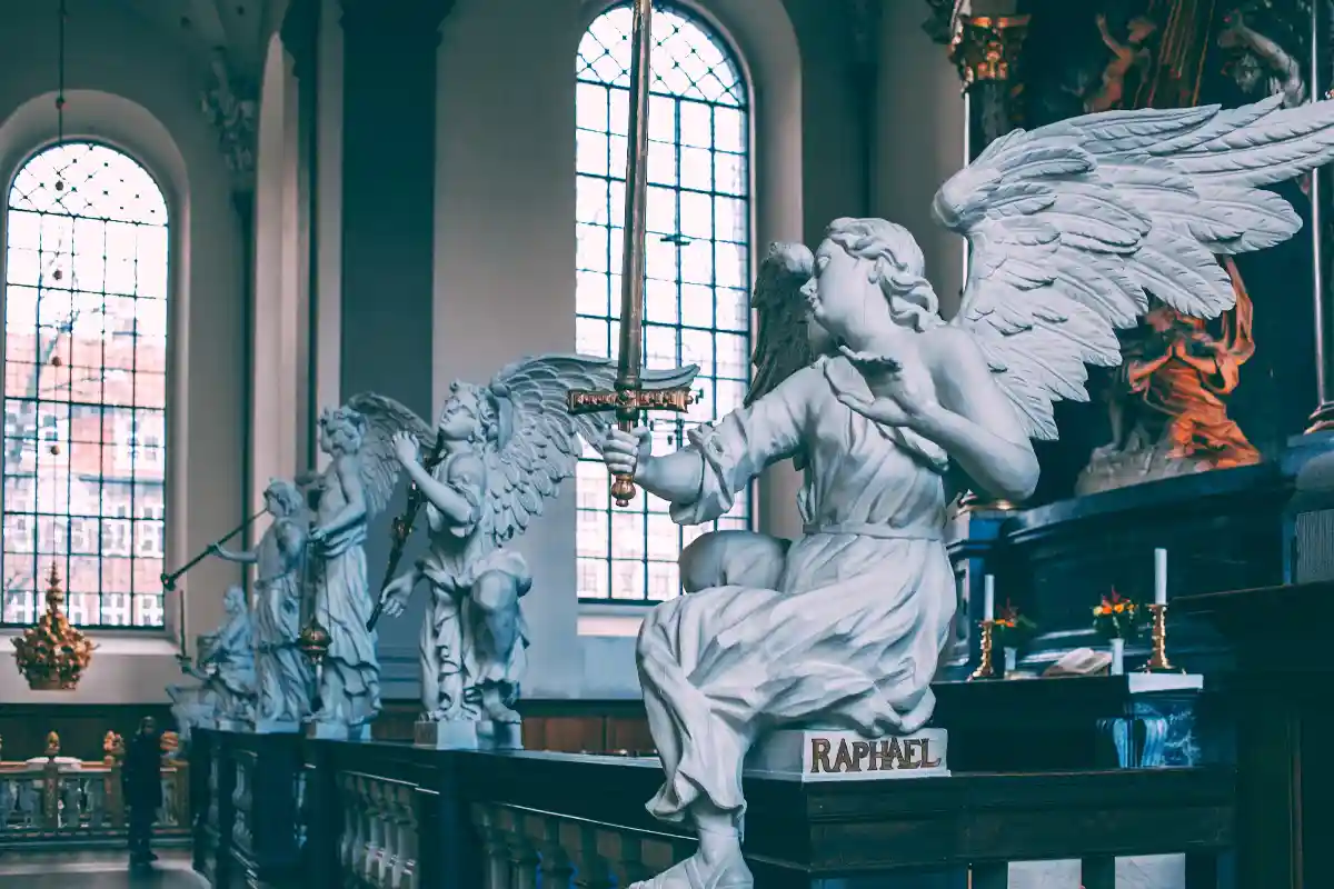 Скульптуры ангелов в церкви. Фото: Maria Orlova / Pexels.com