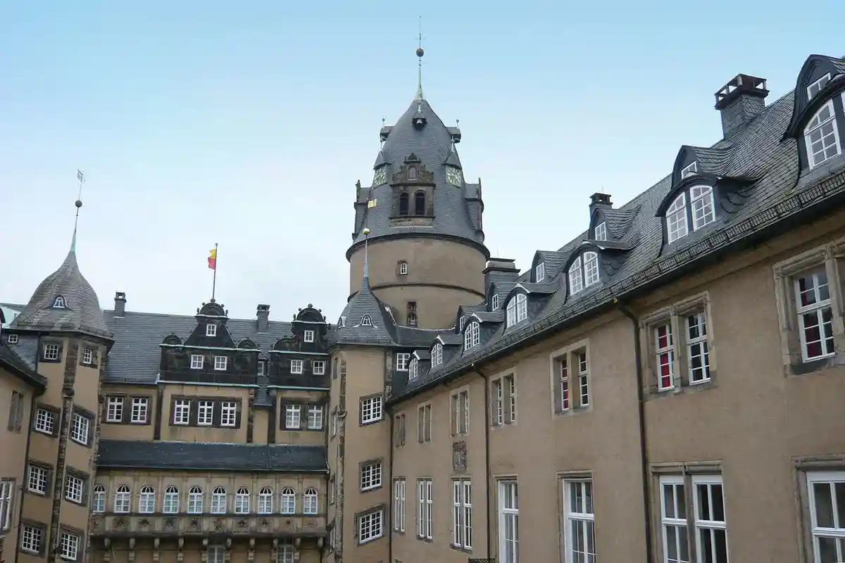 Вид на замок со стороны внутреннего двора в городе Детмольд. Фото: Nikater / wikimedia.org