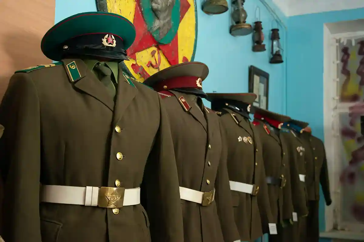 Парадная форма советских солдат различных родов войск. Фото: shutterstock.com