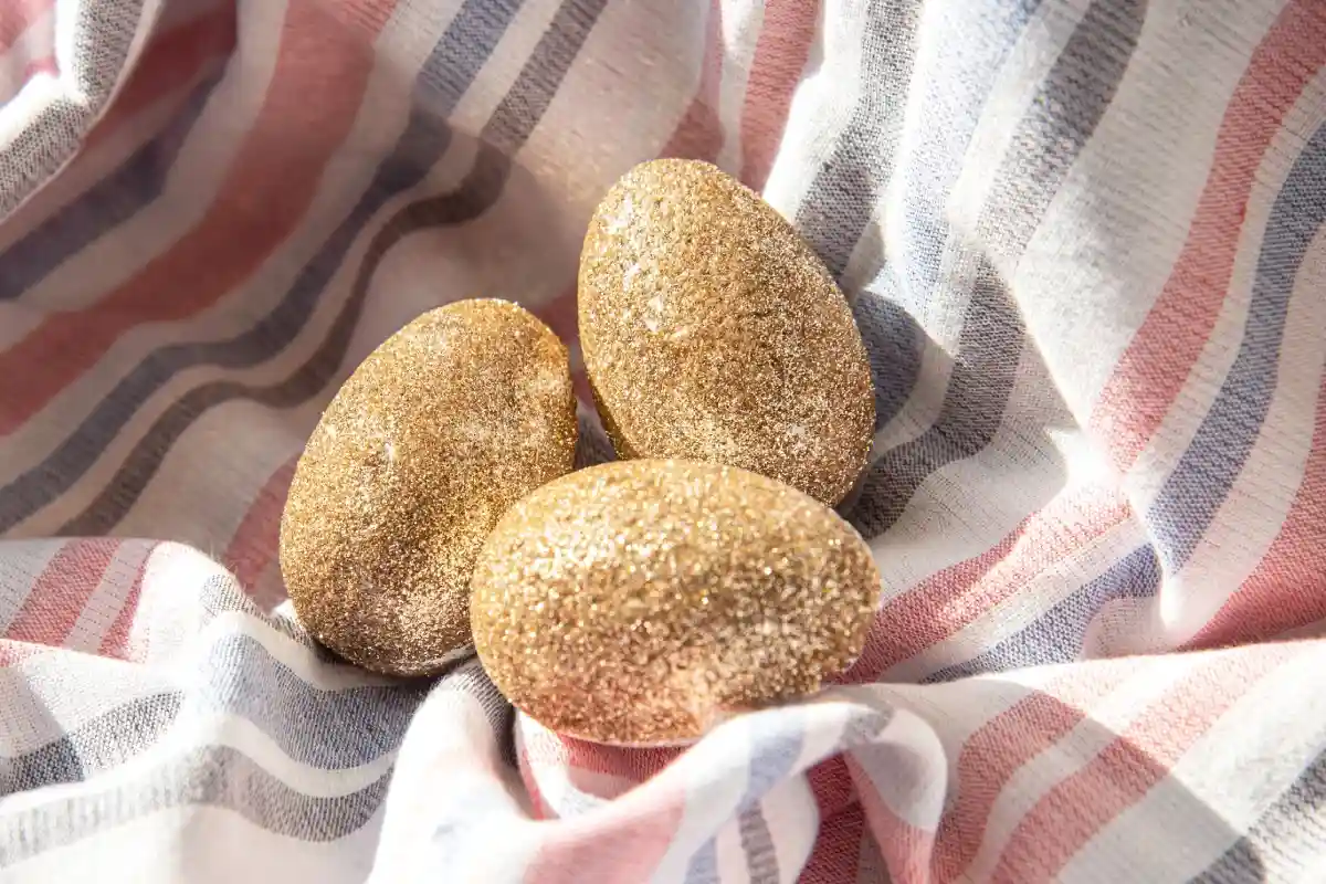 Как красить пасхальные яйца. Фото: Iryna Rudaieva / Shutterstock.com