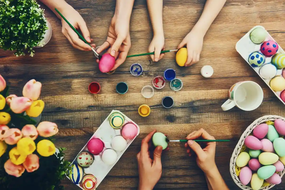 Лук, пуговицы и блестки: лучшие идеи, как красить пасхальные яйца. Фото: Yuganov Konstantin / Shutterstock.com