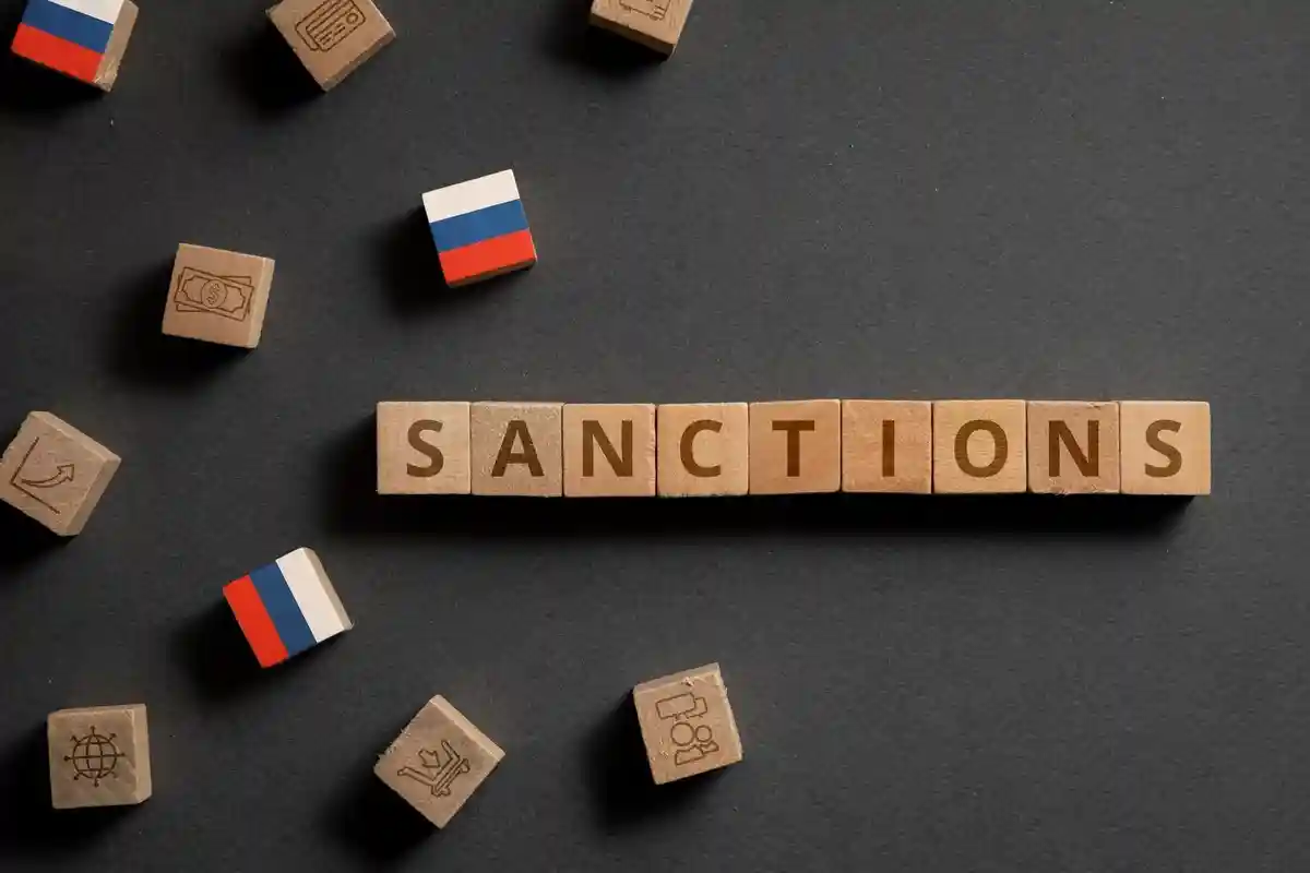 Страны ЕС введут пятый пакет санкций против РФ. Фото: Yalcin Sonat / Shutterstock.com