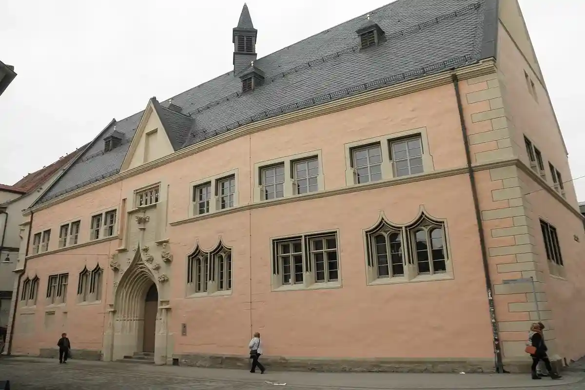 Здание старого университета. Фото: Wikswat / wikimedia.org