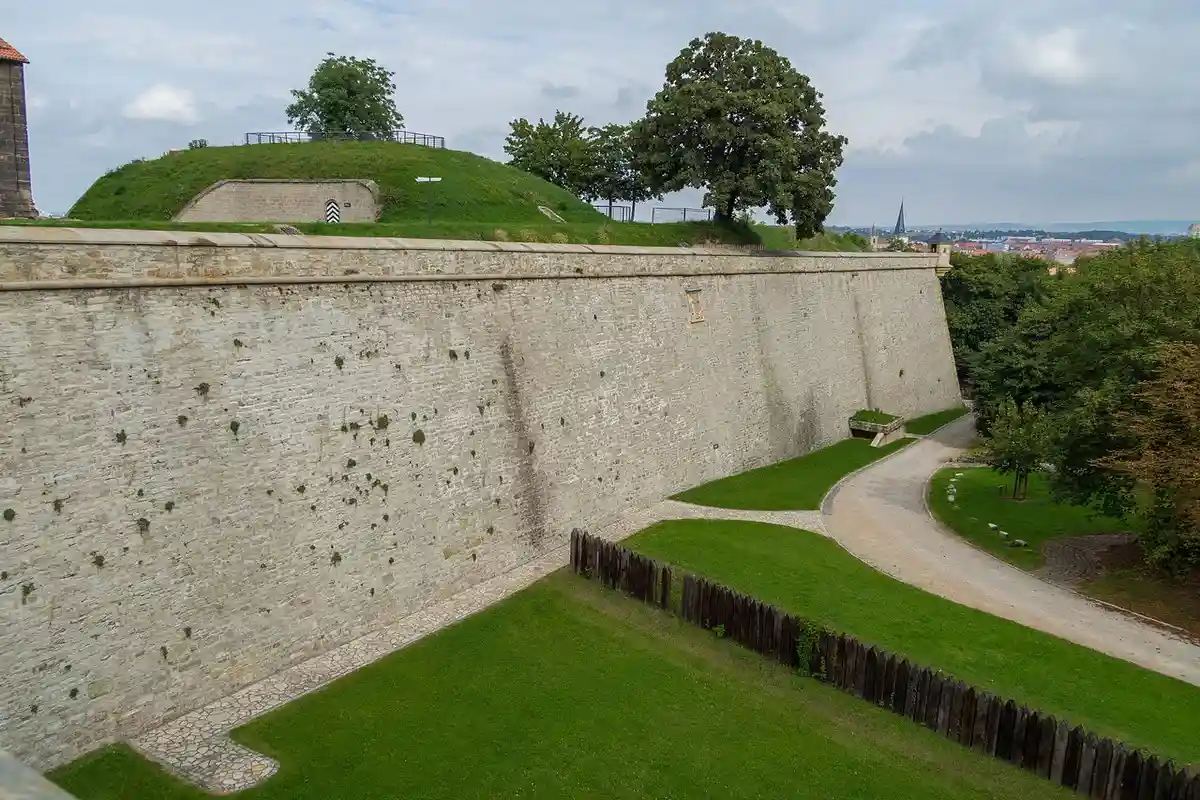 Каменная стена крепости в городе Эрфурт. Фото: Eremeev / wikimedia.org