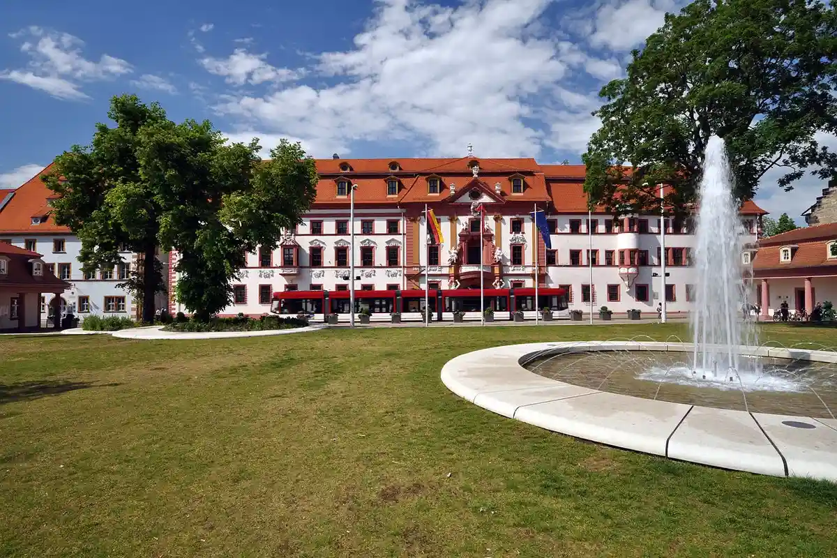 Парк перед резиденцией правительства Тюрингии в городе Эрфурт. Фото: Ralf Roletschek / wikimedia.org