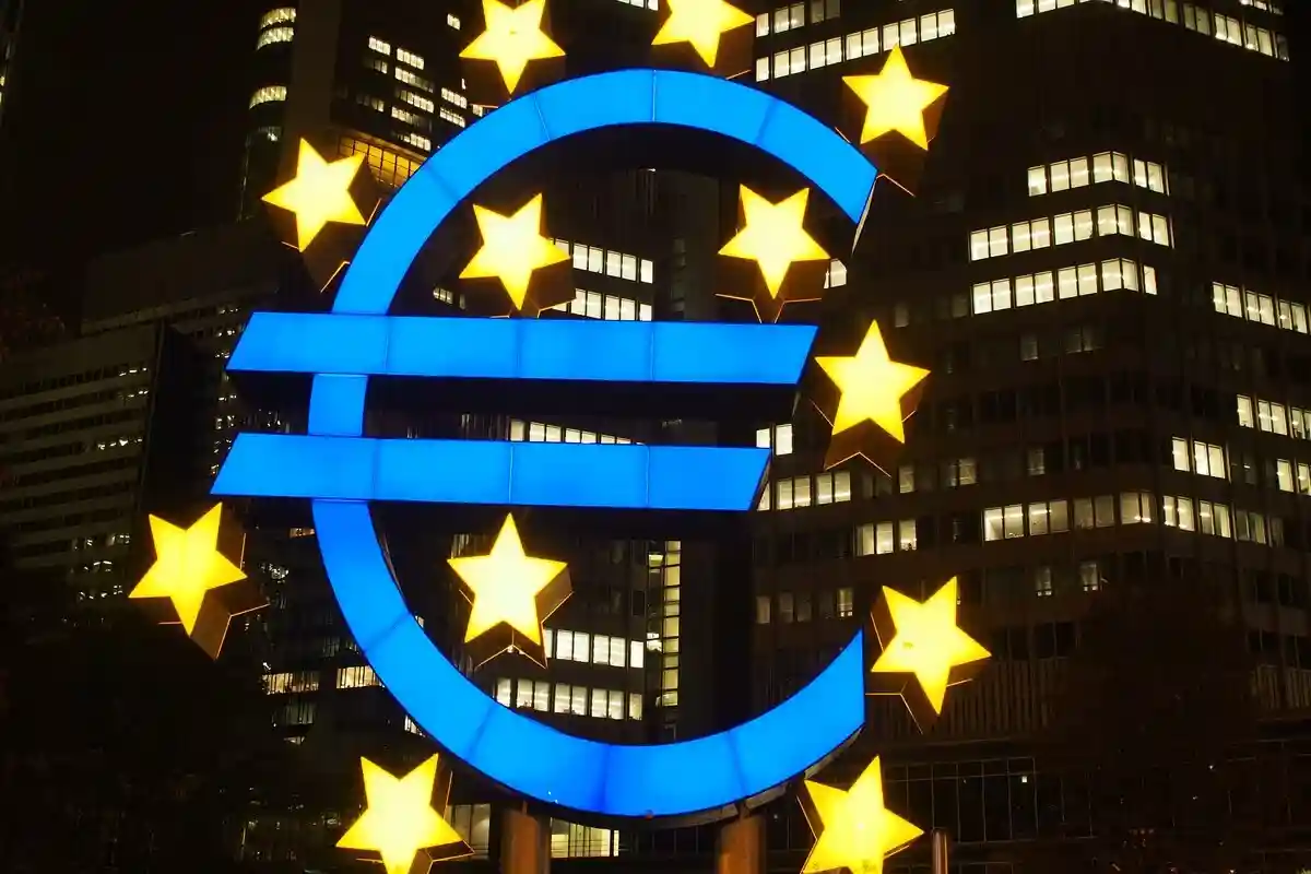 Евро упадет ниже своего 20-летнего восходящего тренда в конце апреля. Фото: bruno neurath-wilson / unsplash.com