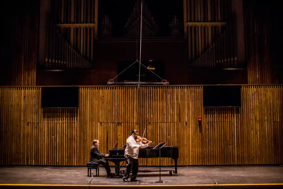 Концерт на скрипке и фортепиано. Фото: Caleb Oquendo / Pexels.com