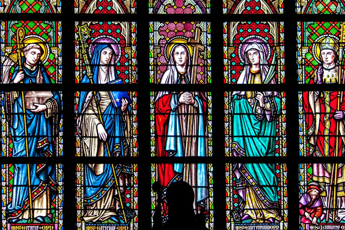 Изображение святых на стеклянной мозаике. Фото: Paolo / Pexels.com