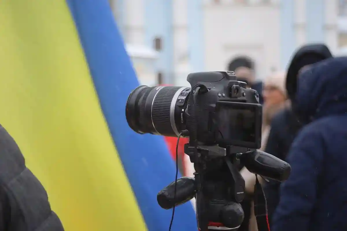 Сценарист «Карточного домика» приехал в Украину, чтобы снять фильм о войне