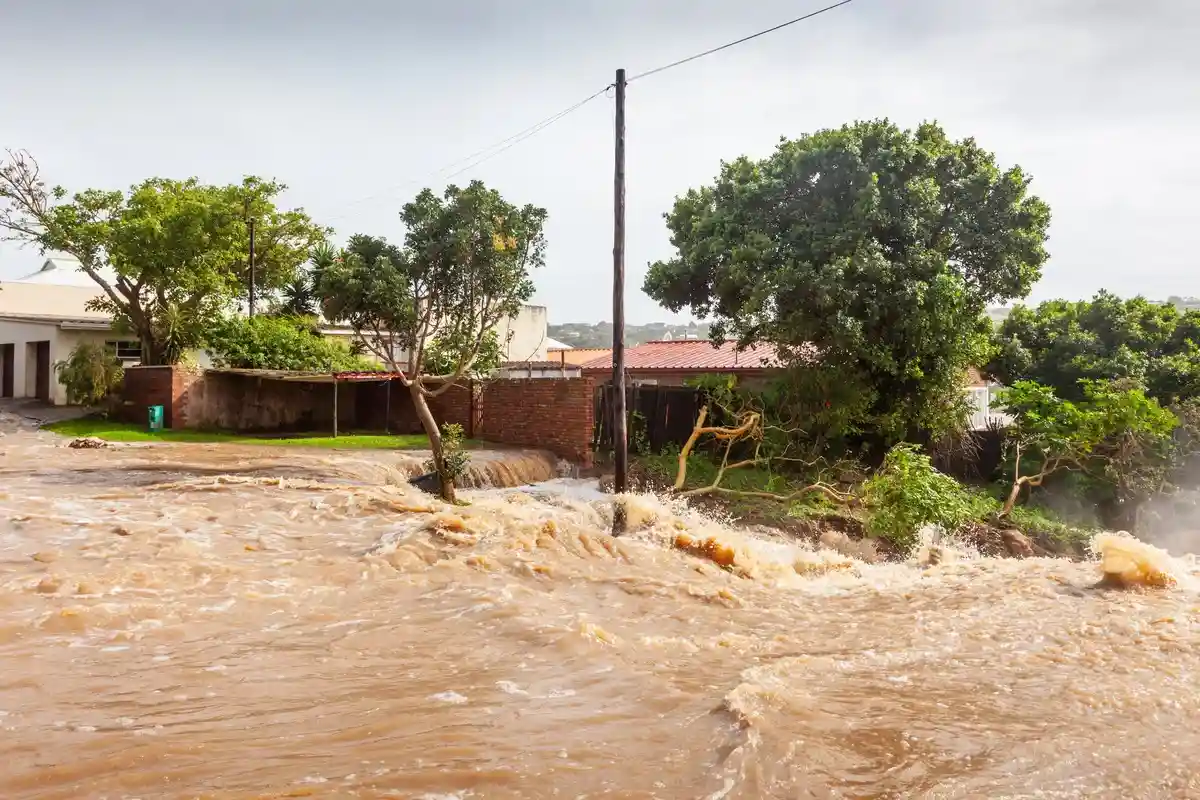 Разрушительное наводнение в ЮАР: более 250 погибших