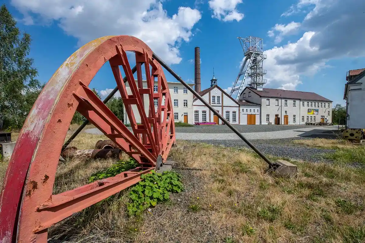 Часть ведущего колеса и здание бывшего серебряного рудника "Райхе Зече", с 2019 года входящего в список всемирного наследия ЮНЕСКО. Фото panoglobe