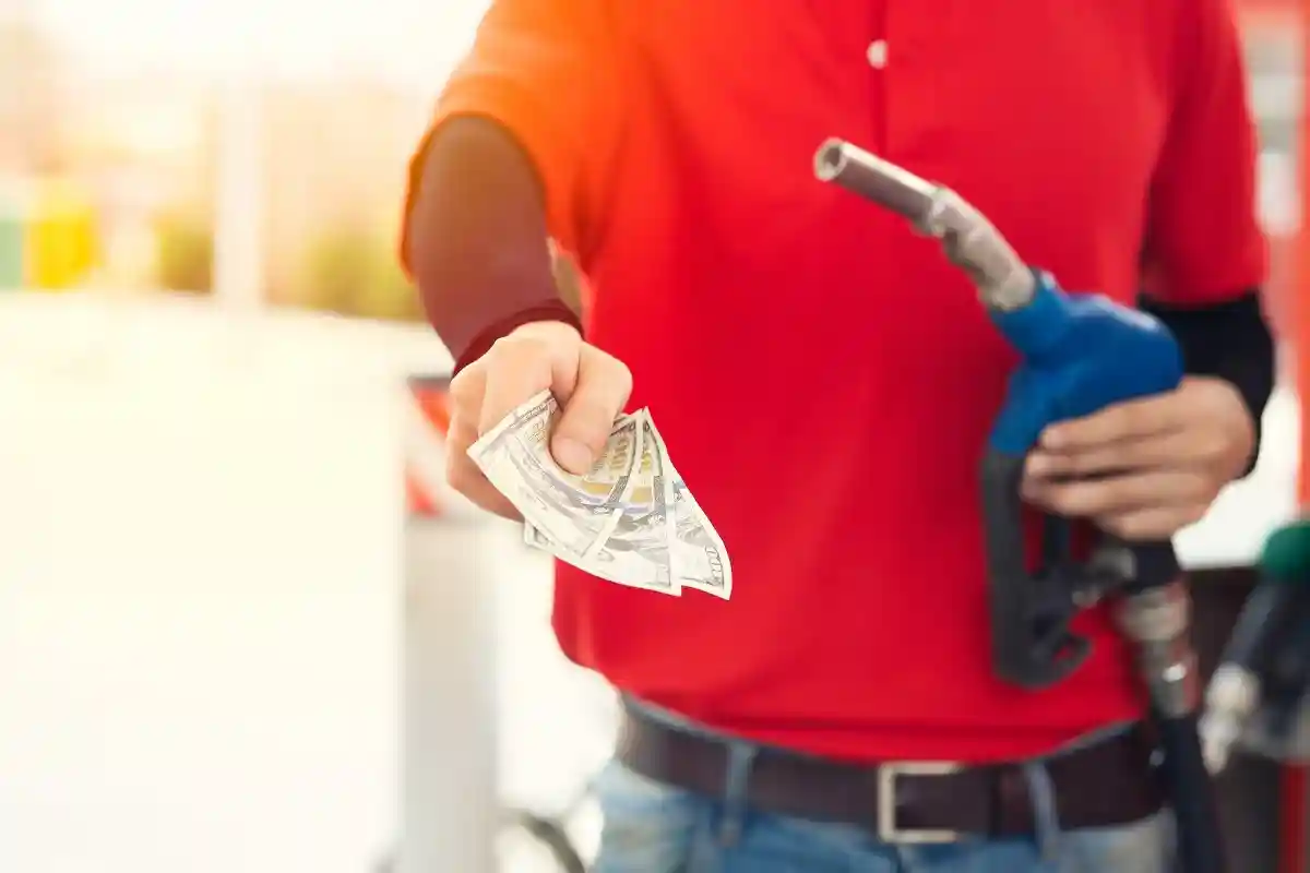 Запланированное снижение может привести к снижению цен на бензин на 30 центов и на дизельное топливо на 14 центов за литр.