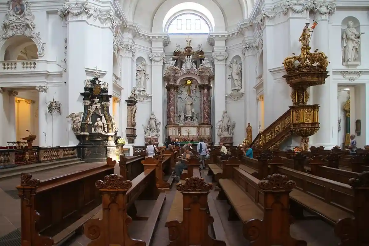 Главный зал кафедрального собора в городе Фульда. Фото: Gerd Eichmann / wikimedia.org