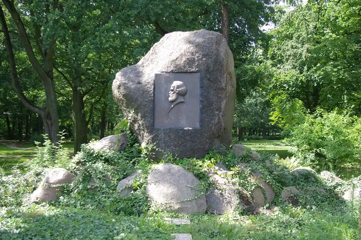 Памятник подвергался разрушениям и кражам, потом был восстановлен и водружен на нынешнее место. Фото Wikimedia 