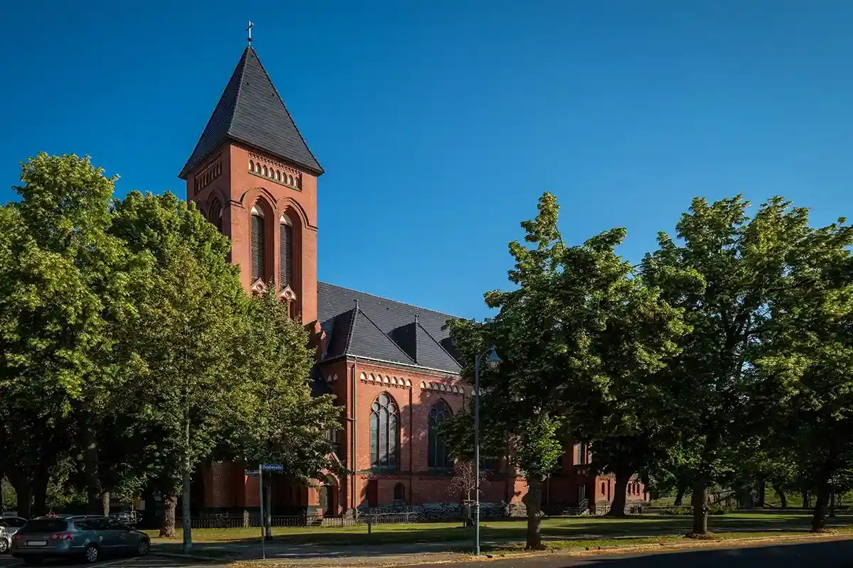 Здание церкви выполнено из красного кирпича, его возвели в начале прошлого века. Фото ebenart 