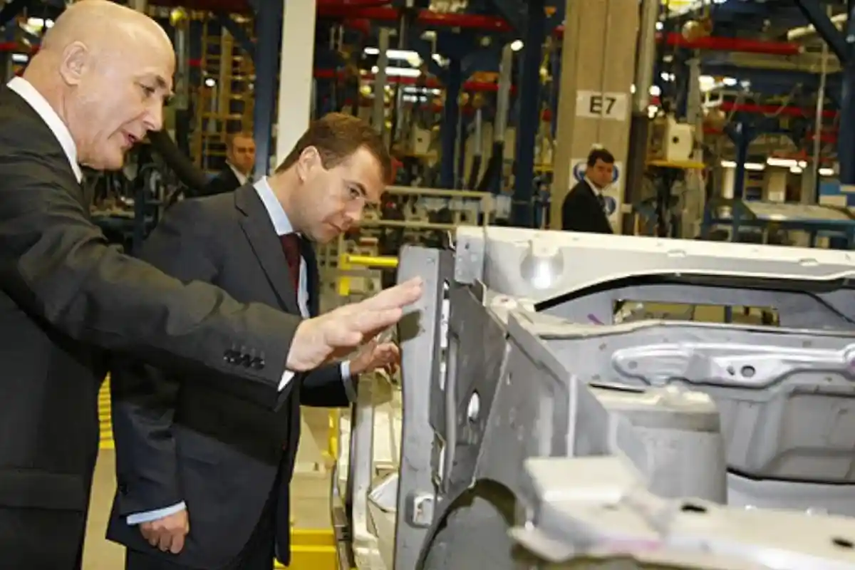 Дмитрий Медведев с Джоном Бертоном на церемонии открытия автомобильного завода компании под Санкт-Петербургом в 2008 году. Фото: Kremlin.ru / wikipedia.org