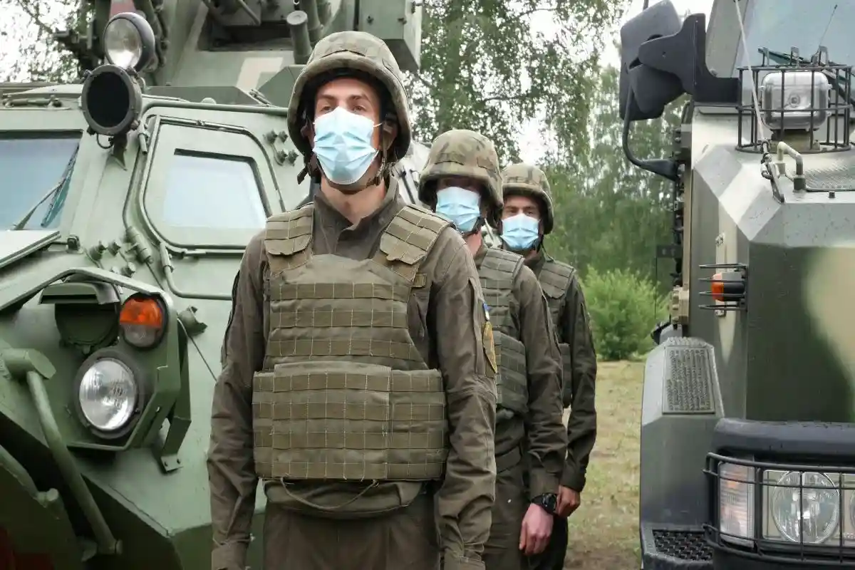 Украинские солдаты в бронежилетах. Фото: Seneline / shutterstock.com