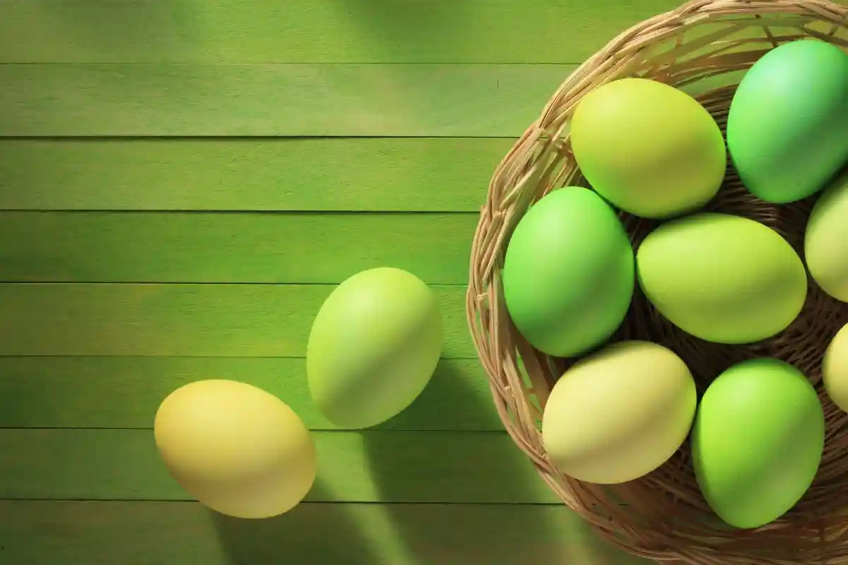 Как красить пасхальные яйца. Фото: Shulevskyy Volodymyr / Shutterstock.com