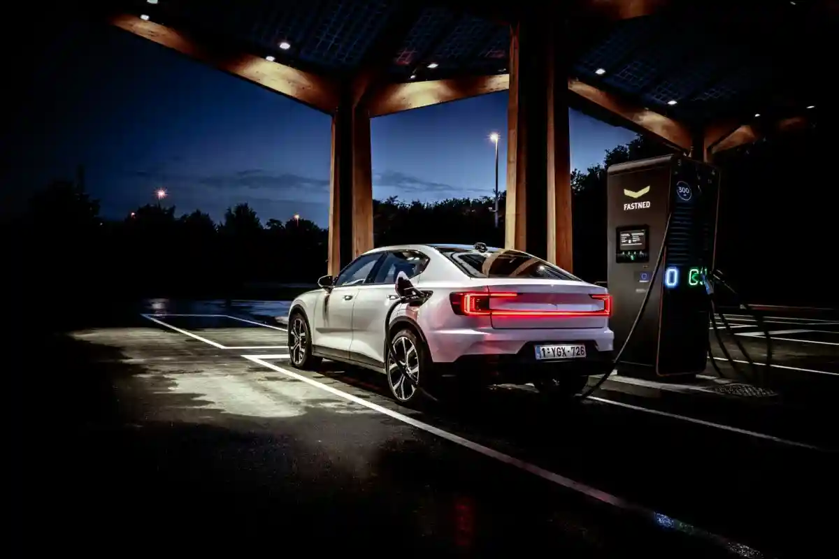 Hertz увеличит парк электромобилей: почему сделка выгодна для всех? Фото: Arjan Kemeling / shutterstock.com