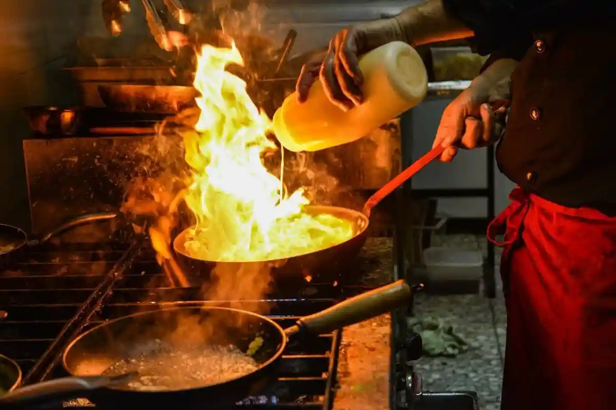 Il Valentino: шеф-повра готовит морепродукты. Фото: zoli2003 / pixabay.com