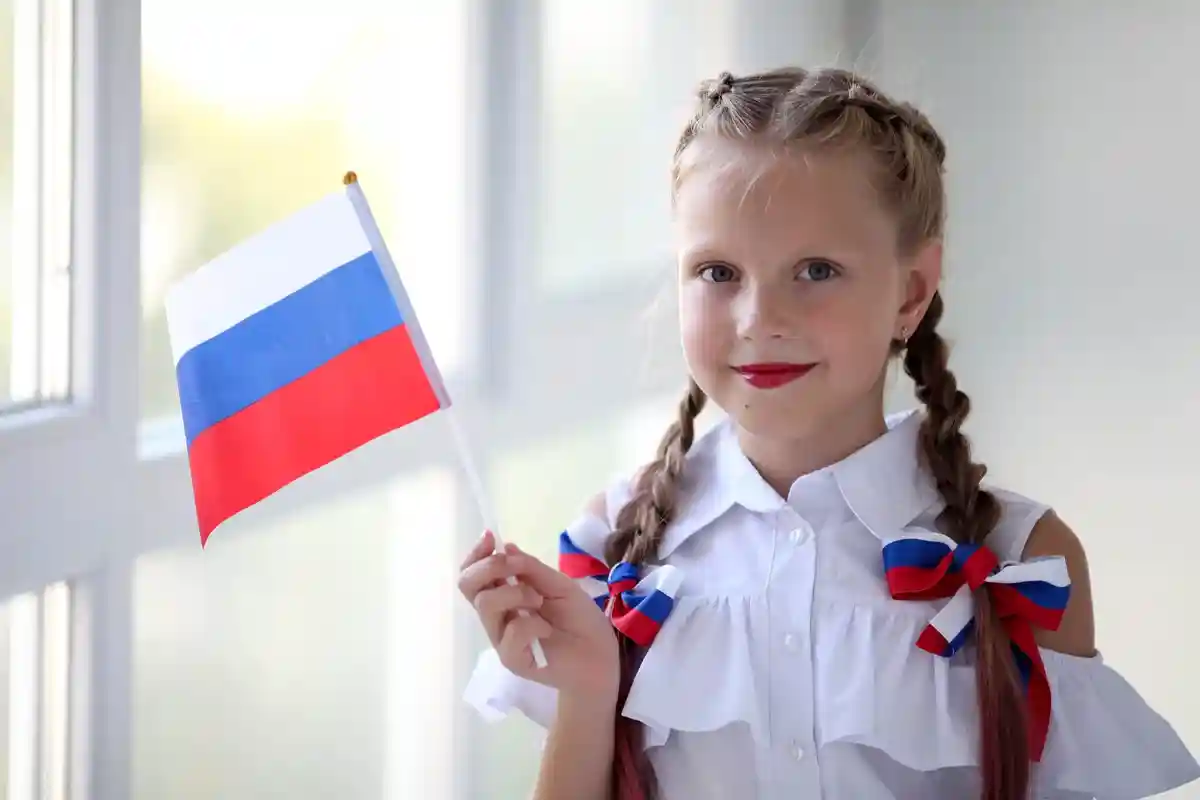 Исполнение гимна в школах России