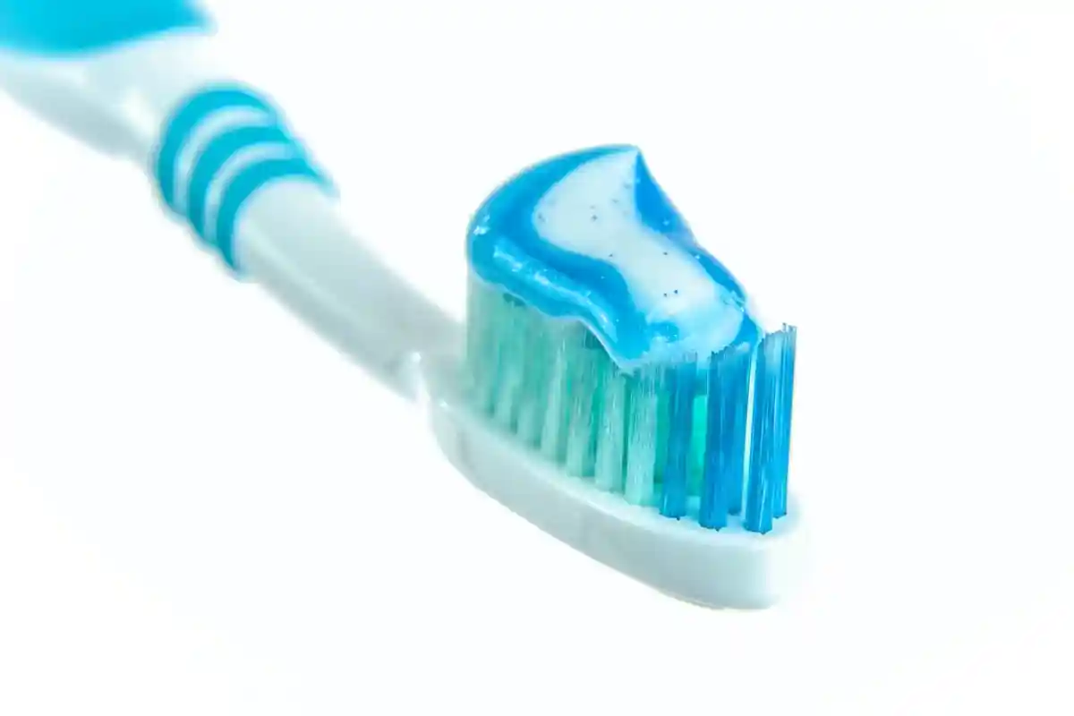 Почистите грязные фары зубной пастой. Фото: PhotoMIX Company / Pexels.
